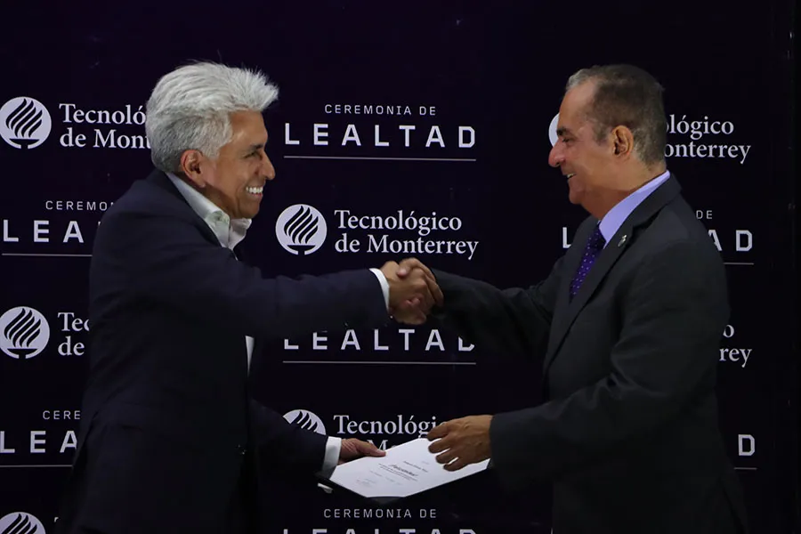 Profesor Joaquínín recibiendo reconocimiento por su trayectoria docente