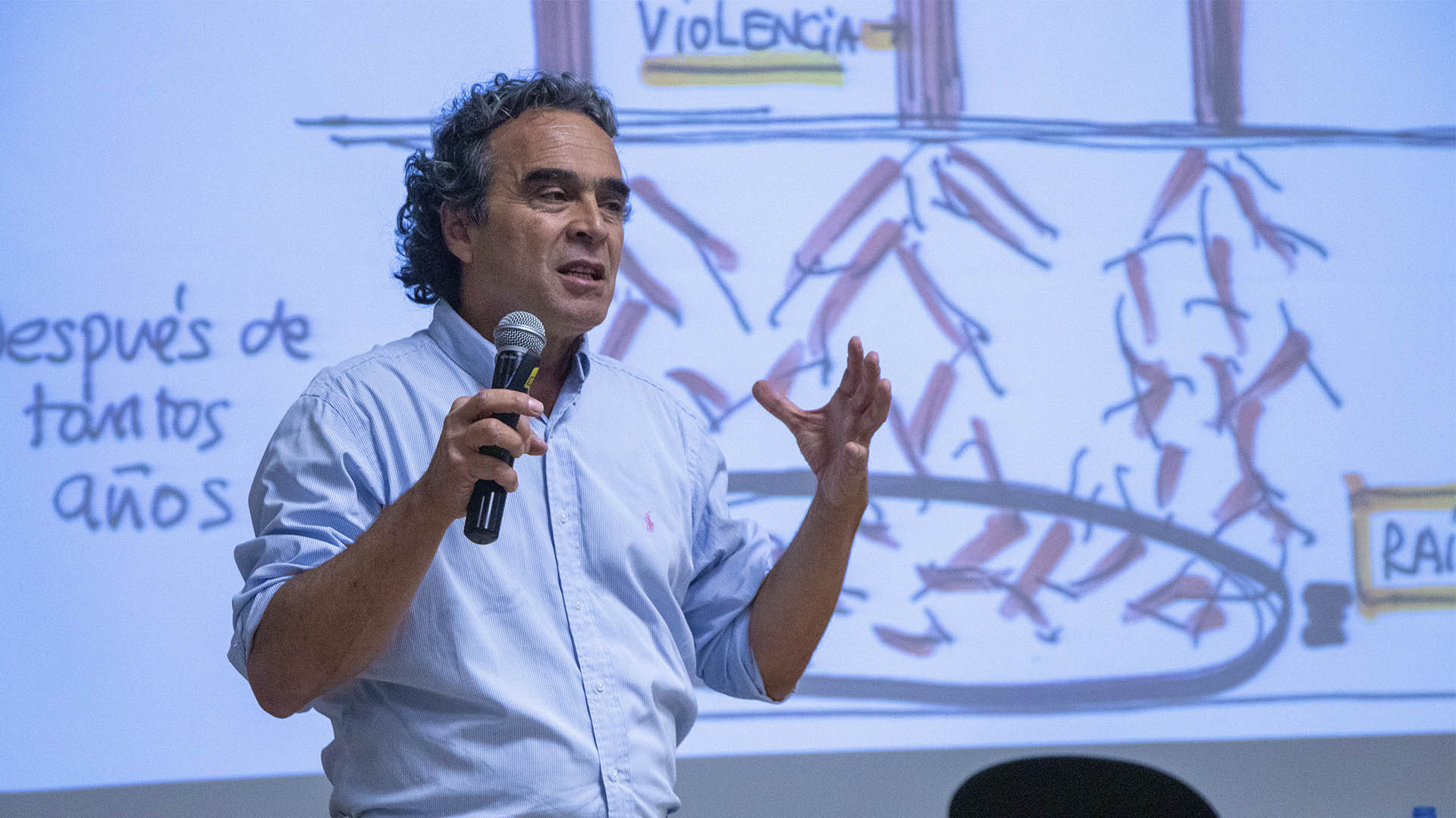 Sergio Fajardo en charla con los estudiantes del Tec de Monterrey campus Toluca