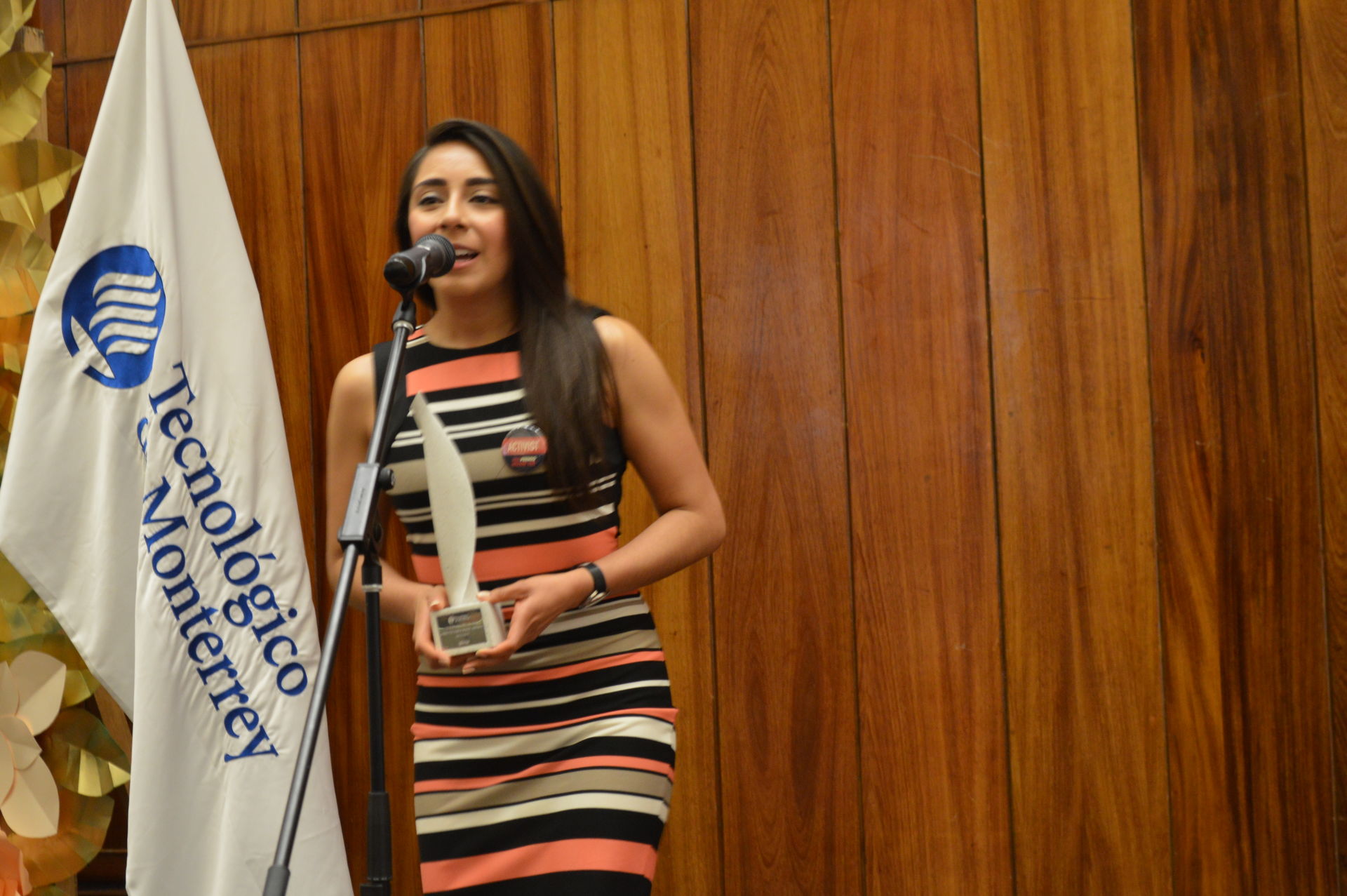 Jennifer Vania Mora con su Premio She4She