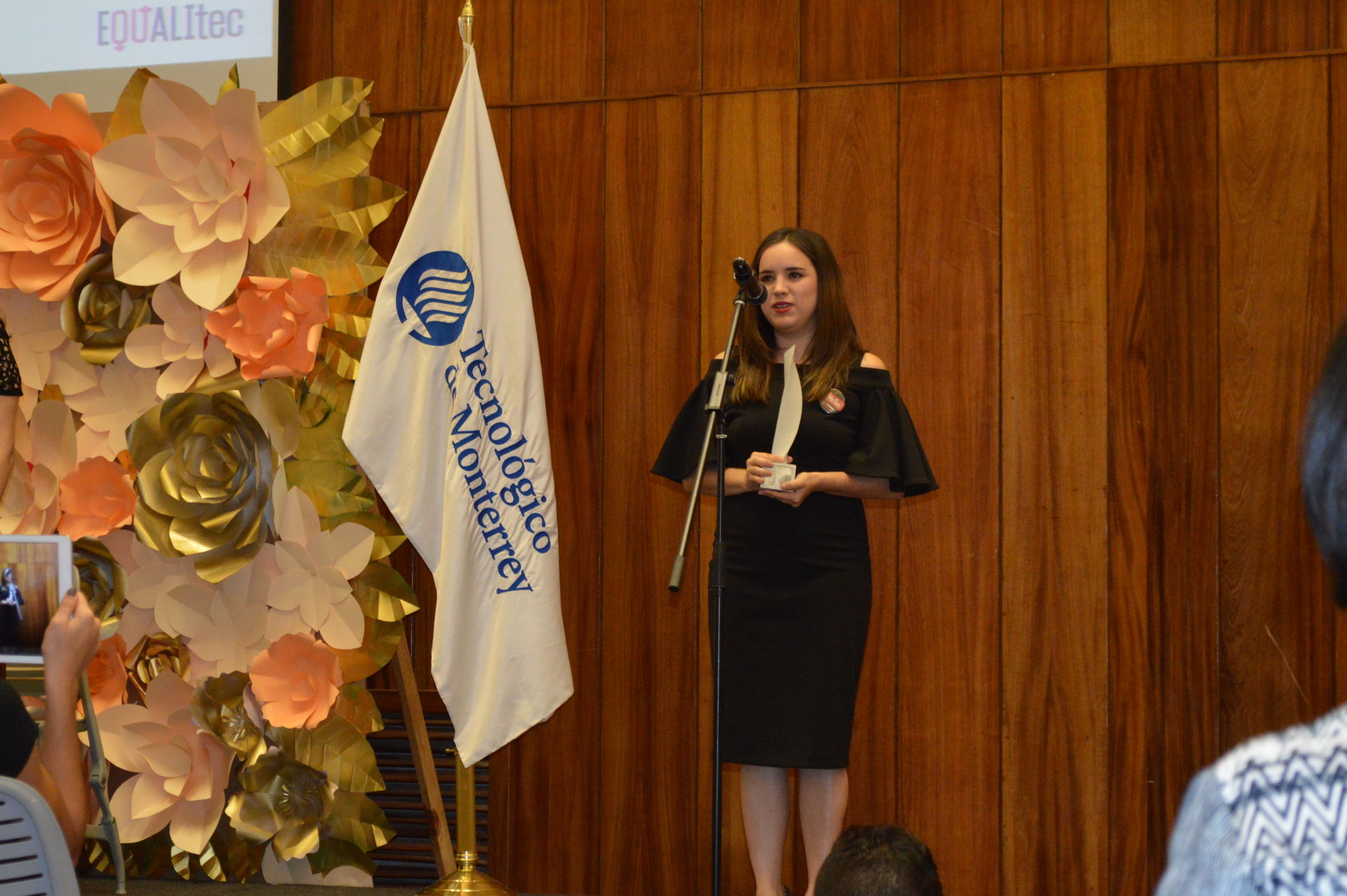 María Georgina Patrón Camacho con su Premio Mujer Tec