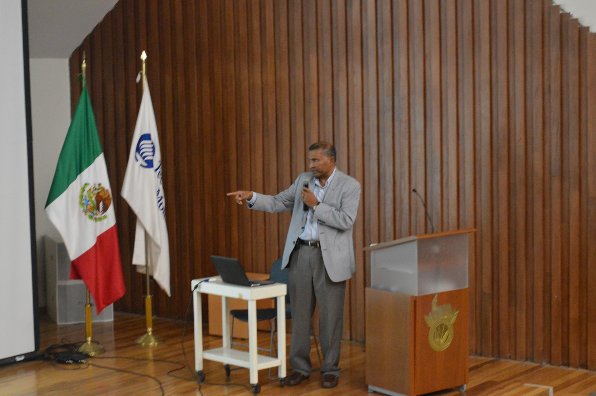 El profesor H. Kumar Wickramasinghe dando su conferencia.