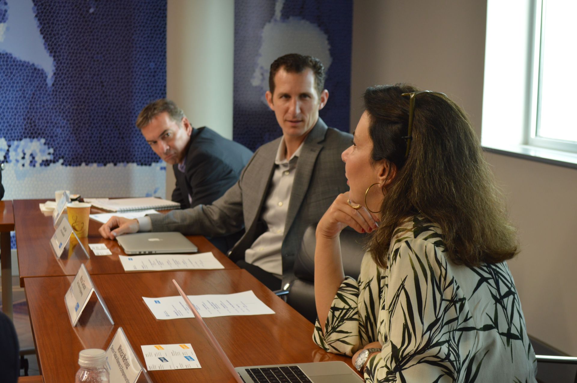 Mónica Martínez, Adam Geller y Bert Millan en la sala de juntas "Trabajo en equipo" de Rectoría