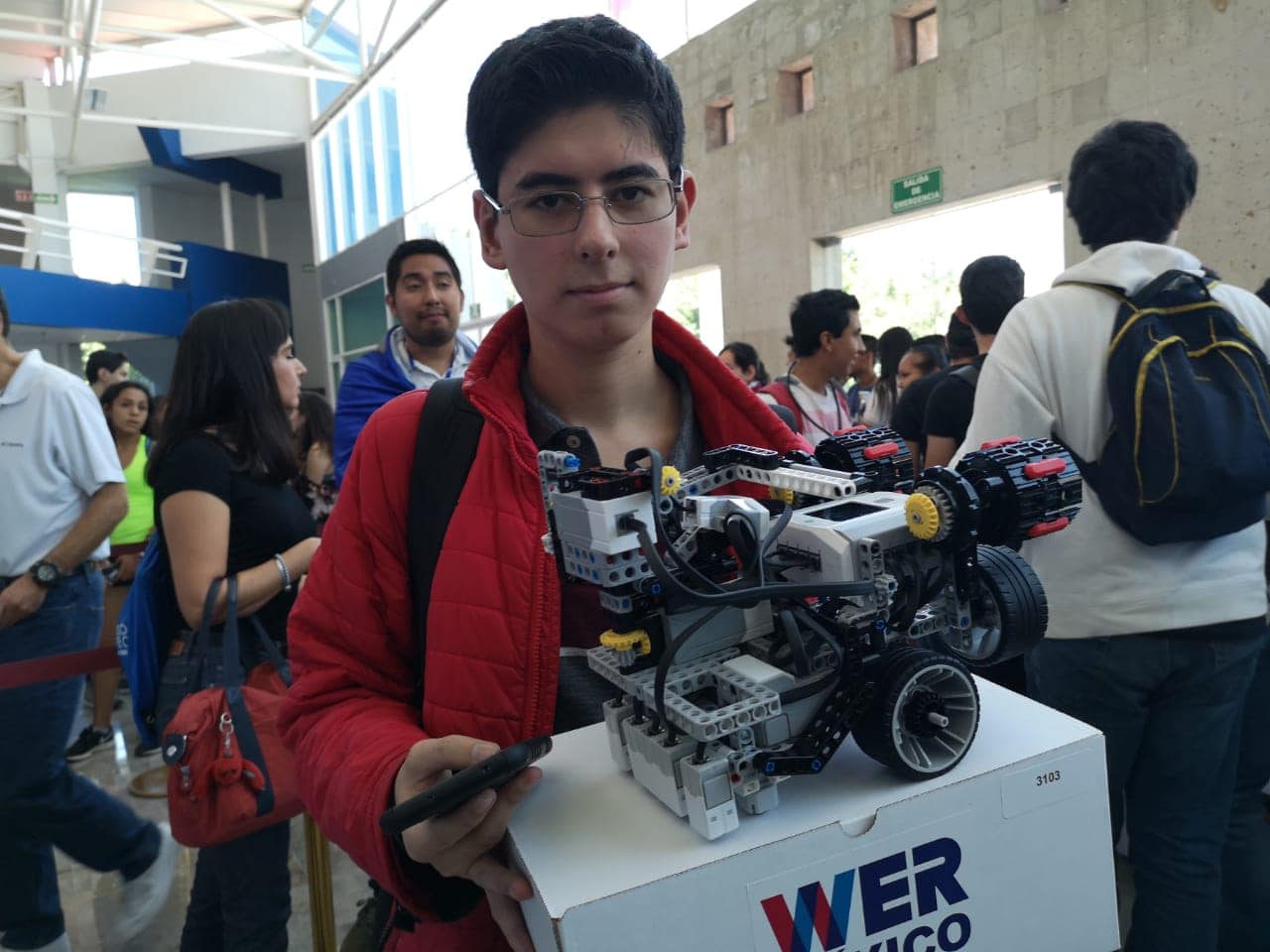 Equipo de Monarqu-e con su robot en WER