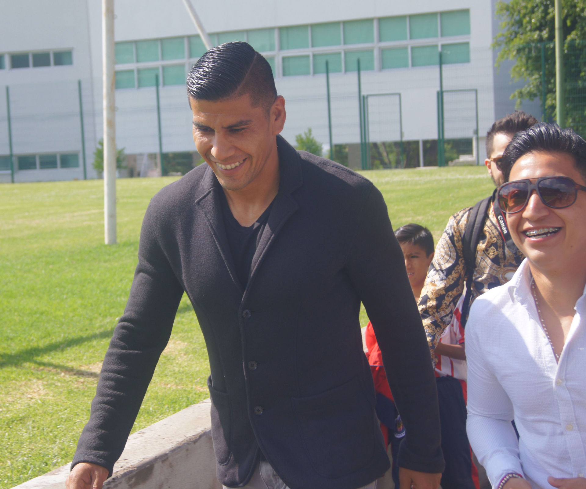 Carlos Salcido caminando en Campus Irapuato.