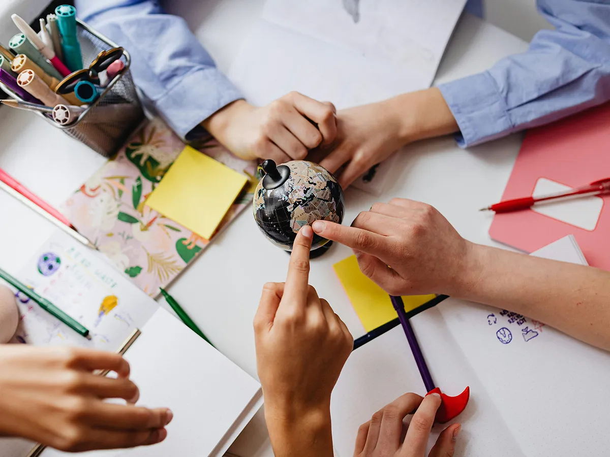 Alumnos aprendiendo sobre el mundo