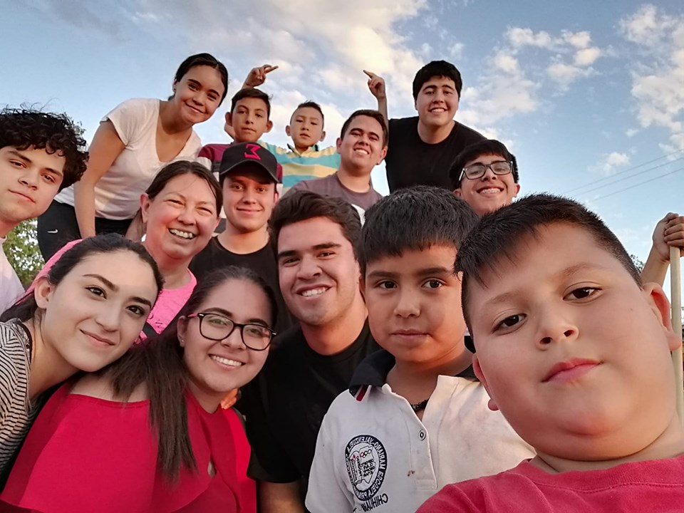 La maestra junto con sus alumnos