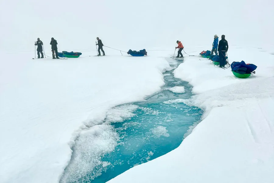 Andrea junto a sus compañeros cruzando Groenlandia 