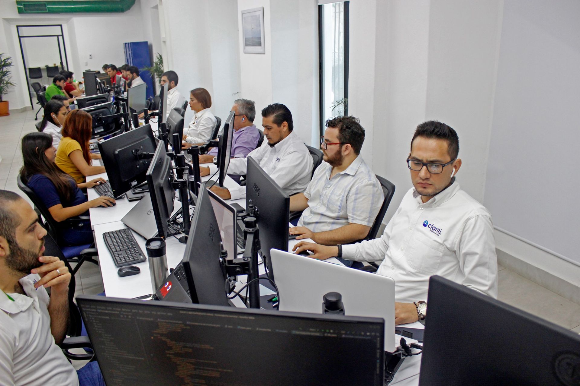 Equipo de Clariti trabajando en la empresa