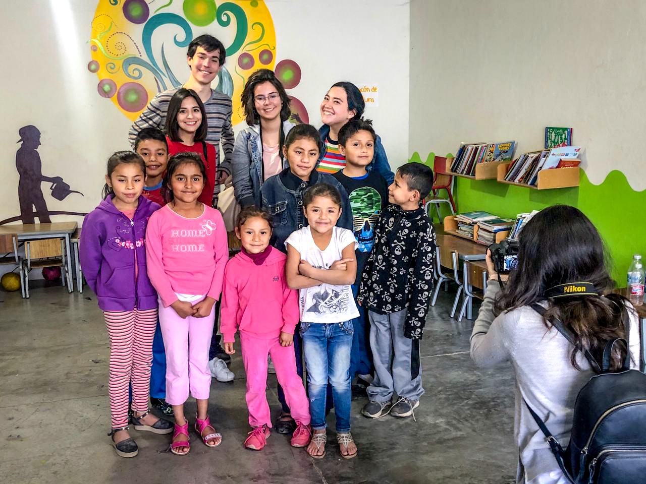 Alumnos del Tec con los niños de la asociacion