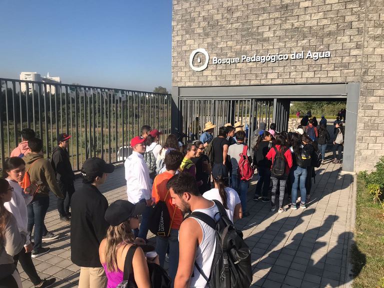 Alumnos del Tecnológico de Monterrey trabajaron en el Bosque Pedagógico del Agua, en Colomos III, en dar mantenimiento a los árboles plantados.