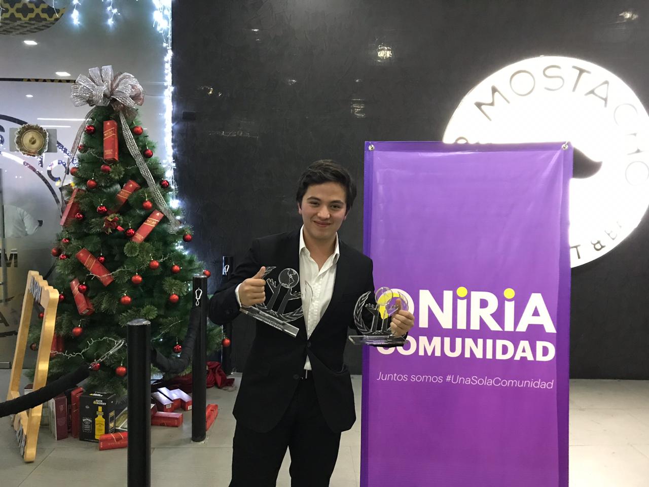 Alejandro Novia recibe el premio en Oniria Awards