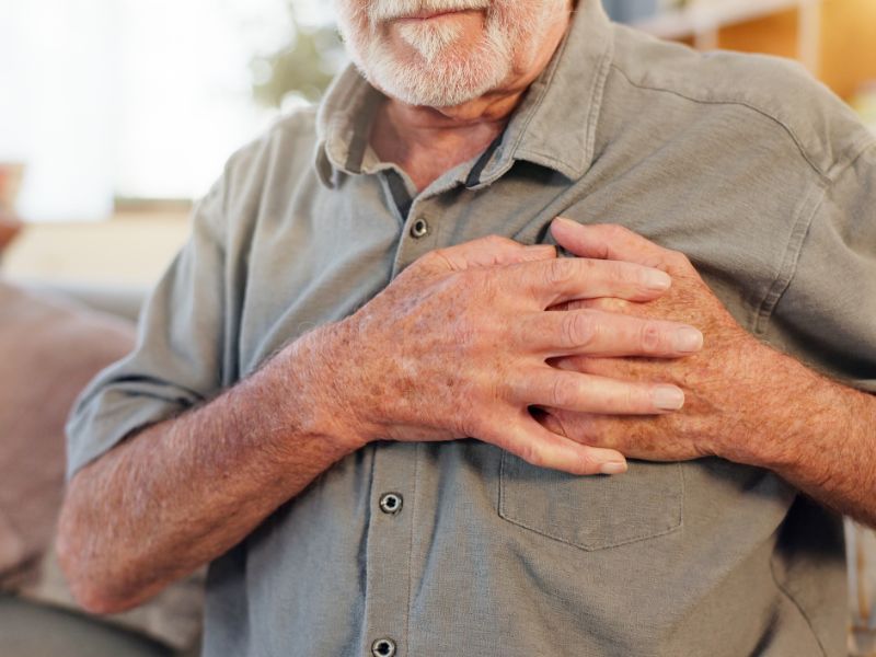 Adulto mayor con molestia en el coraz&oacute;n.