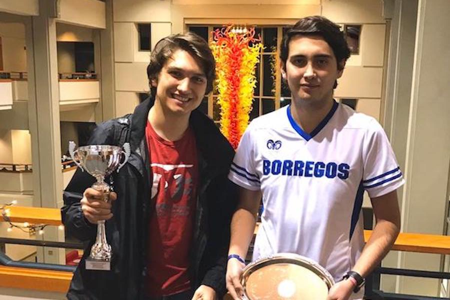 Alain y Nicolai con el premio del torneo de debate Seattle IV