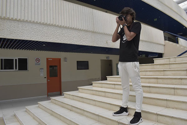 Alain fundó un grupo de fotografía en su campus