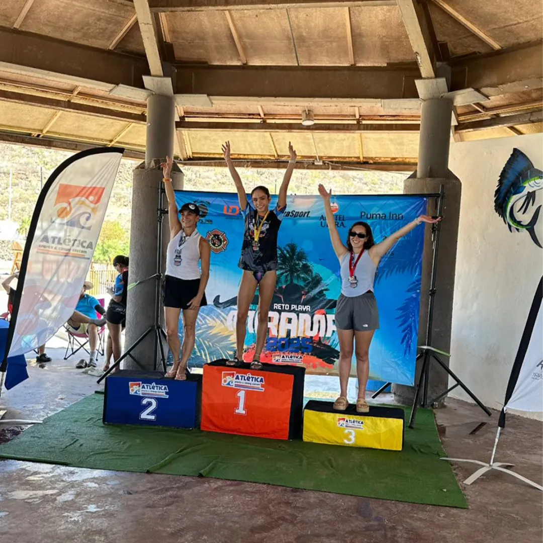 Ellian Carvajal, ganadora Mi Amigo Fit en categoría femenil de 2,100 metros  de natación en mar abierto 