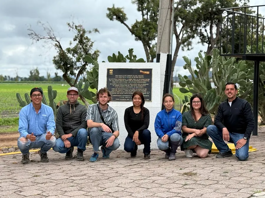 Estudiante del Tec de Monterrey en invernaderos en Querétaro
