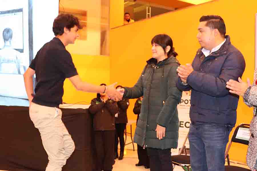 Alumno del Tec campus SLP recibe premio de mano de autoridades