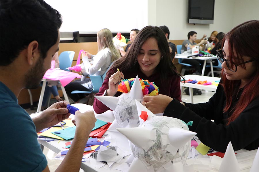 Alumnos decoran piñata en Viva México