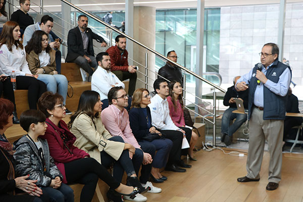 Salvador Alva en Biblioteca presentando "Un México Posible"