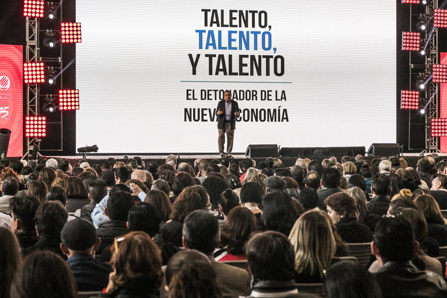 Salvador Alva en su conferencia inaugural del CIIE.