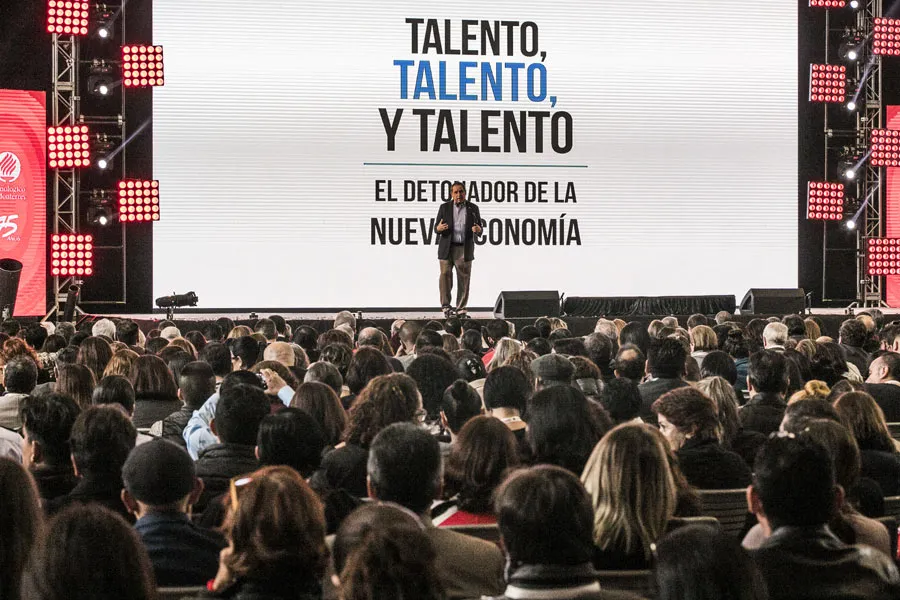Salvador Alva en su conferencia inaugural del CIIE.