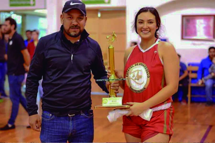 Andrea recibiendo el premio MVP. 