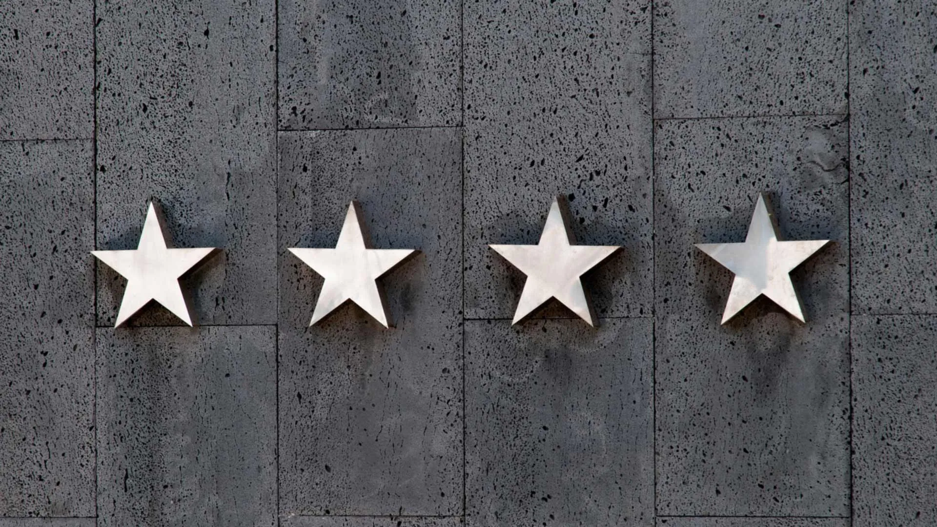 4 estrellas en una pared