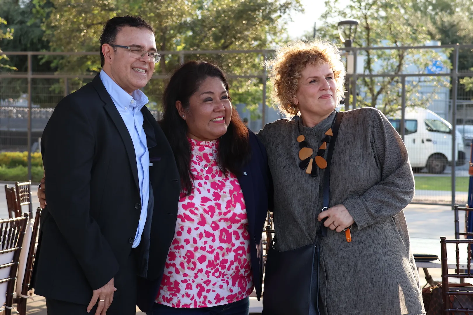 Aurora, egresada de Prepanet, en compañia de los directivos Pablo Ayala e Inés Saénz
