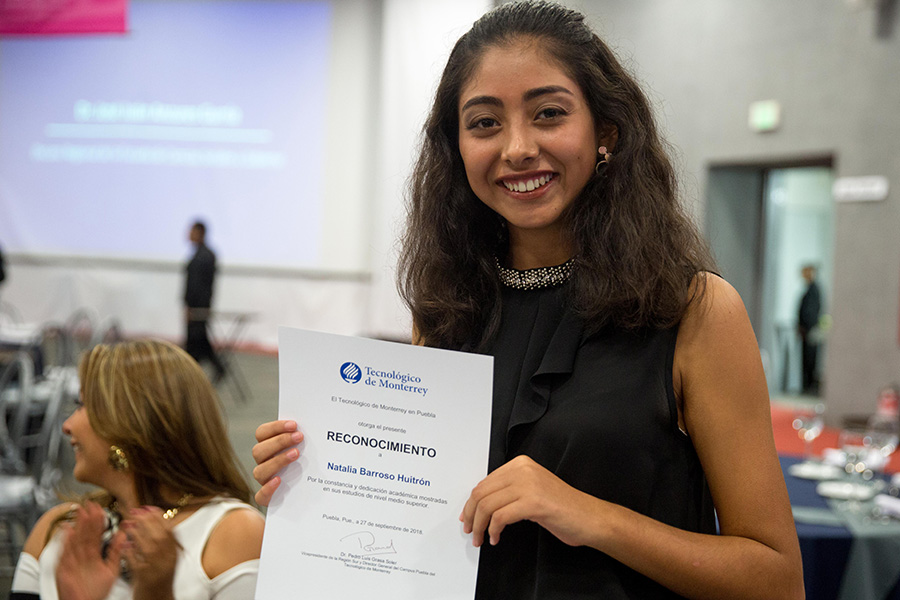 Se otorga reconocimiento por su aprovechamiento académico