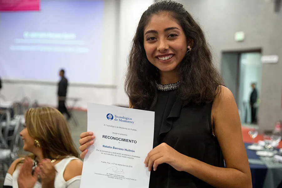 Se otorga reconocimiento por su aprovechamiento académico