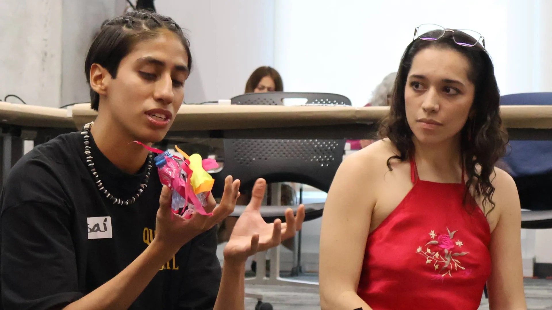 Becario de la primera generación del curso mostrando una manualidad