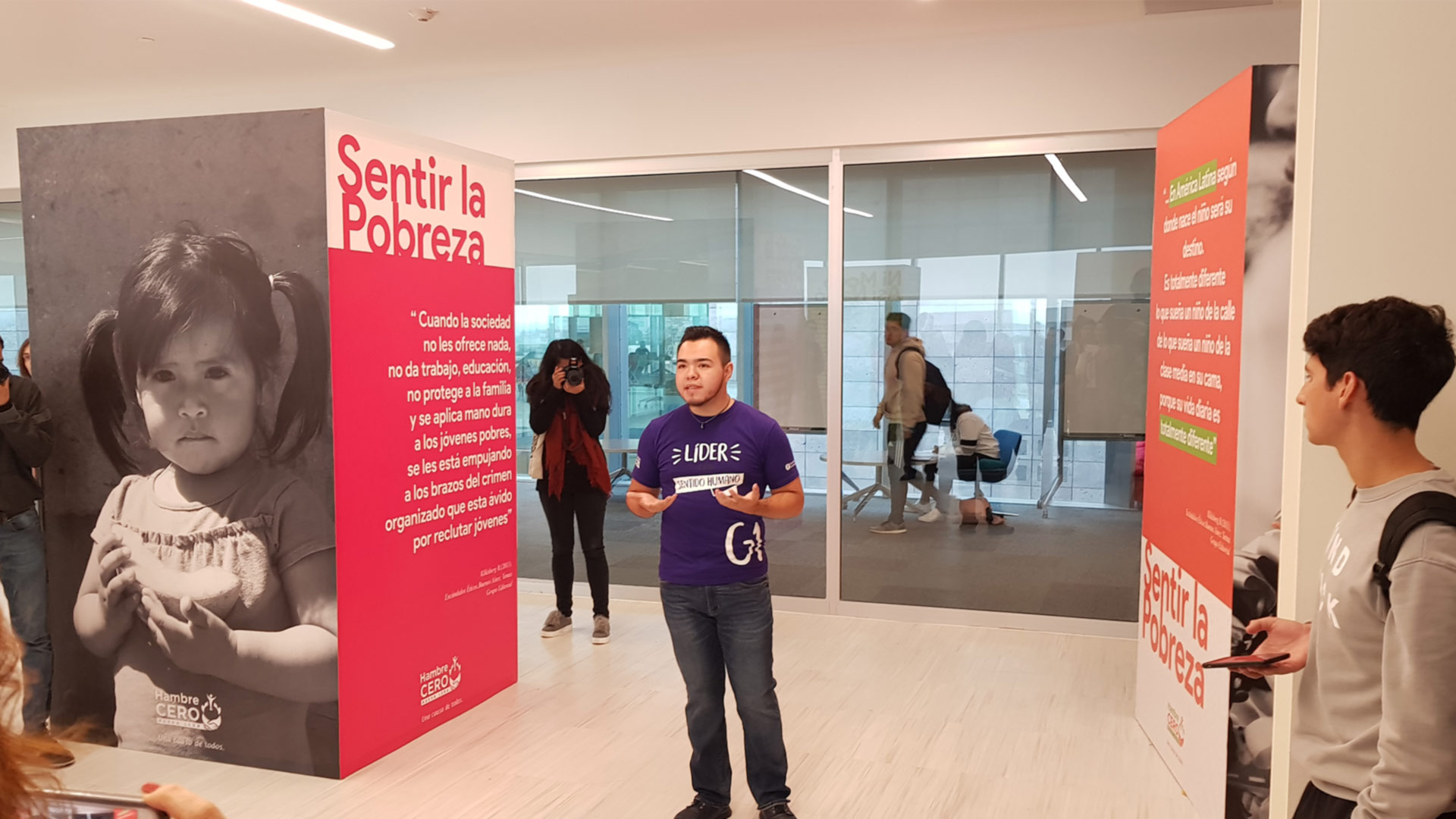 Joven frente a publico hablando