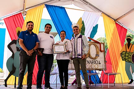 Oscar Flores Cano entrega reconocimientos en Blue Carnival