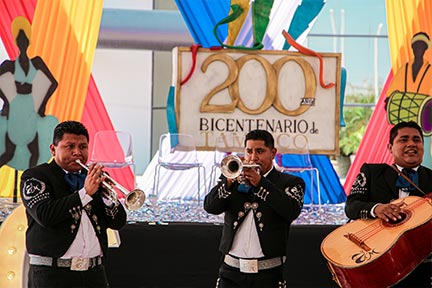 Mariachi tocando en campus Tec Tampico