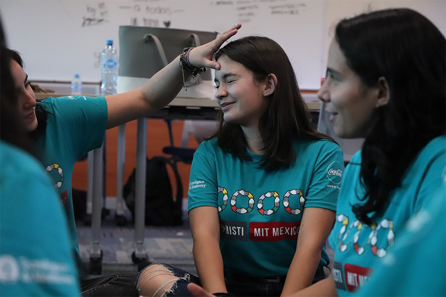 Con el objetivo de que las jóvenes se relacionen en un espacio interactivo en áreas de STEM, el Tec de Monterrey y el Massachusetts Institute of Technology (MIT) llevaron a cabo el taller ‘Patrones Hermosos’, donde chicas de entre 13 y 17 años se reunieron para realizar prácticas de programación y actividades que desarrollan el pensamiento algorítmico.