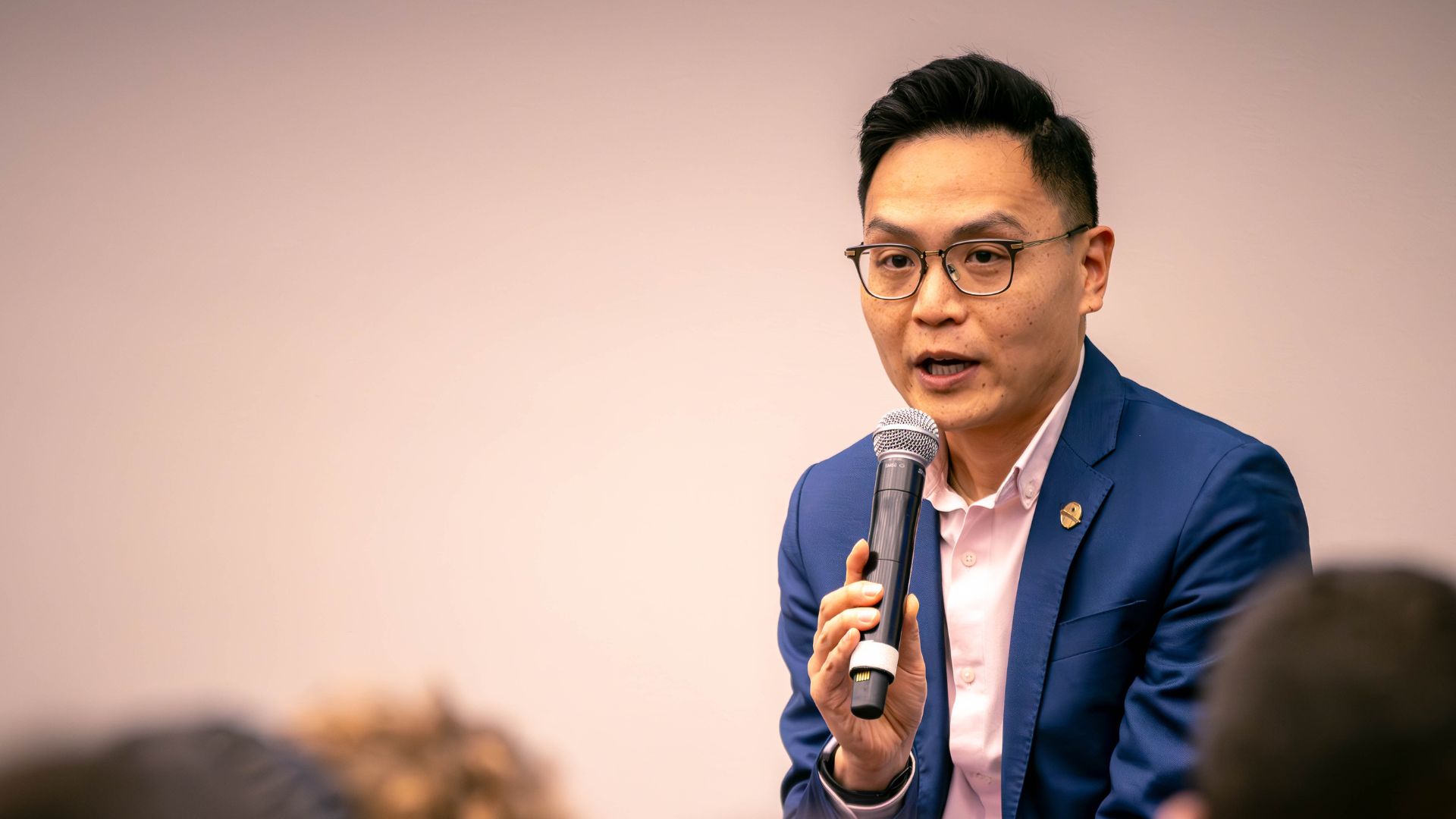 Bruce Au, secretario general de la Yidan Prize Foundation, tomó el micrófono y en el escenario reflexionó sobre la necesidad de replantear el diseño pedagógico antes de integrar inteligencia artificial en la educación superior