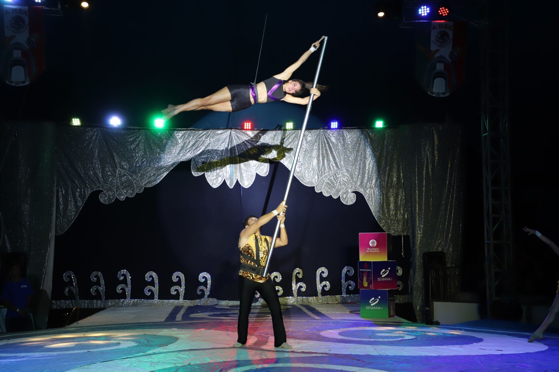 Alumnos del Tec al finalizar la función en Forever Circus