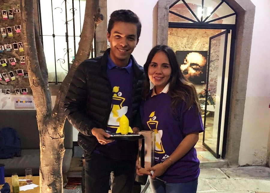 María José Ake y Santiago Ahumada durante la premiación