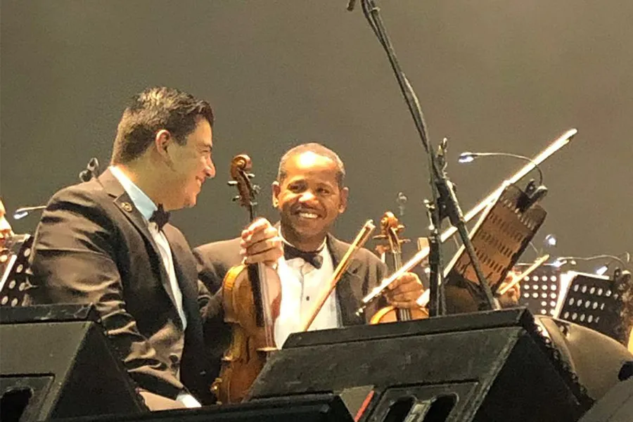 Retrato de Carlos durante el concierto