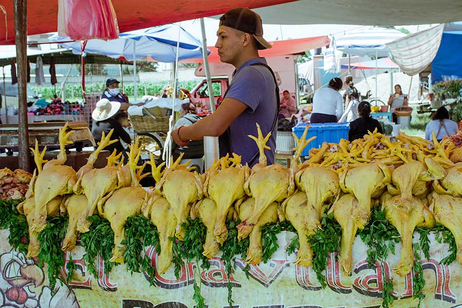 Carnicero-cortando-pollo-en-un-mercado