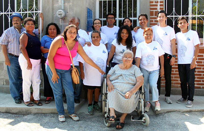 Líderes del mañana dan hogar a familia damnificada