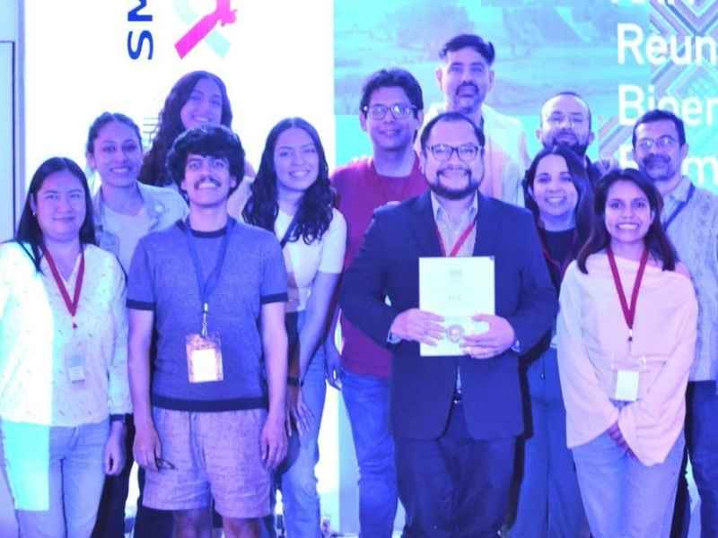 Dr. Gerardo de Jesús García Rivas y su equipo de investigación recibiendo la medalla José Laguna García en la XXIV Reunión de la Rama de Bioenergética y Biomembranas de la Sociedad Mexicana de Bioquímica.