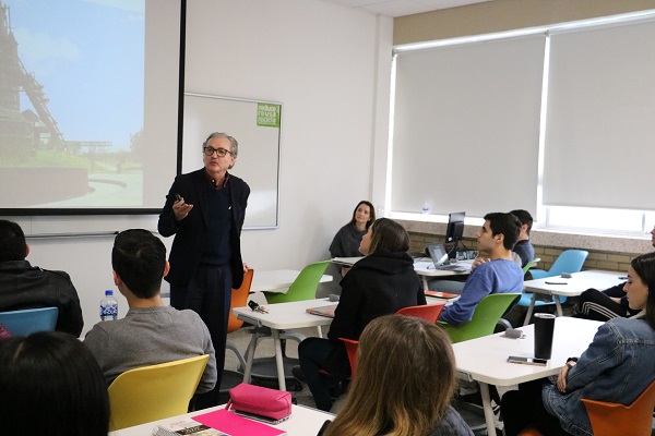 César Sepúlveda en clase