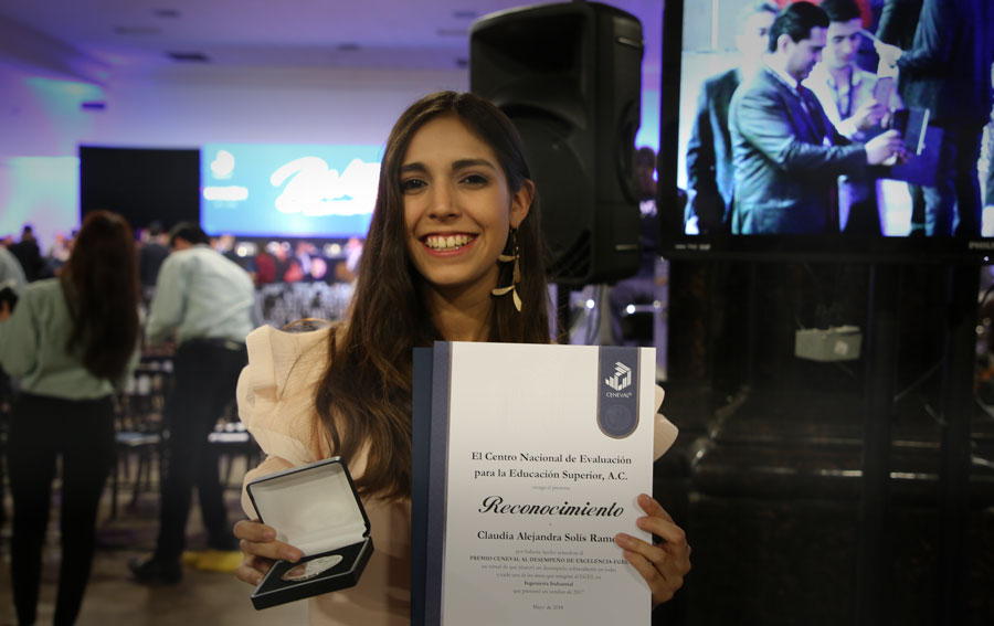 Alumna recibe premio Ceneval