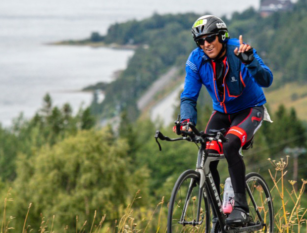 el coach en competencia de triatlón