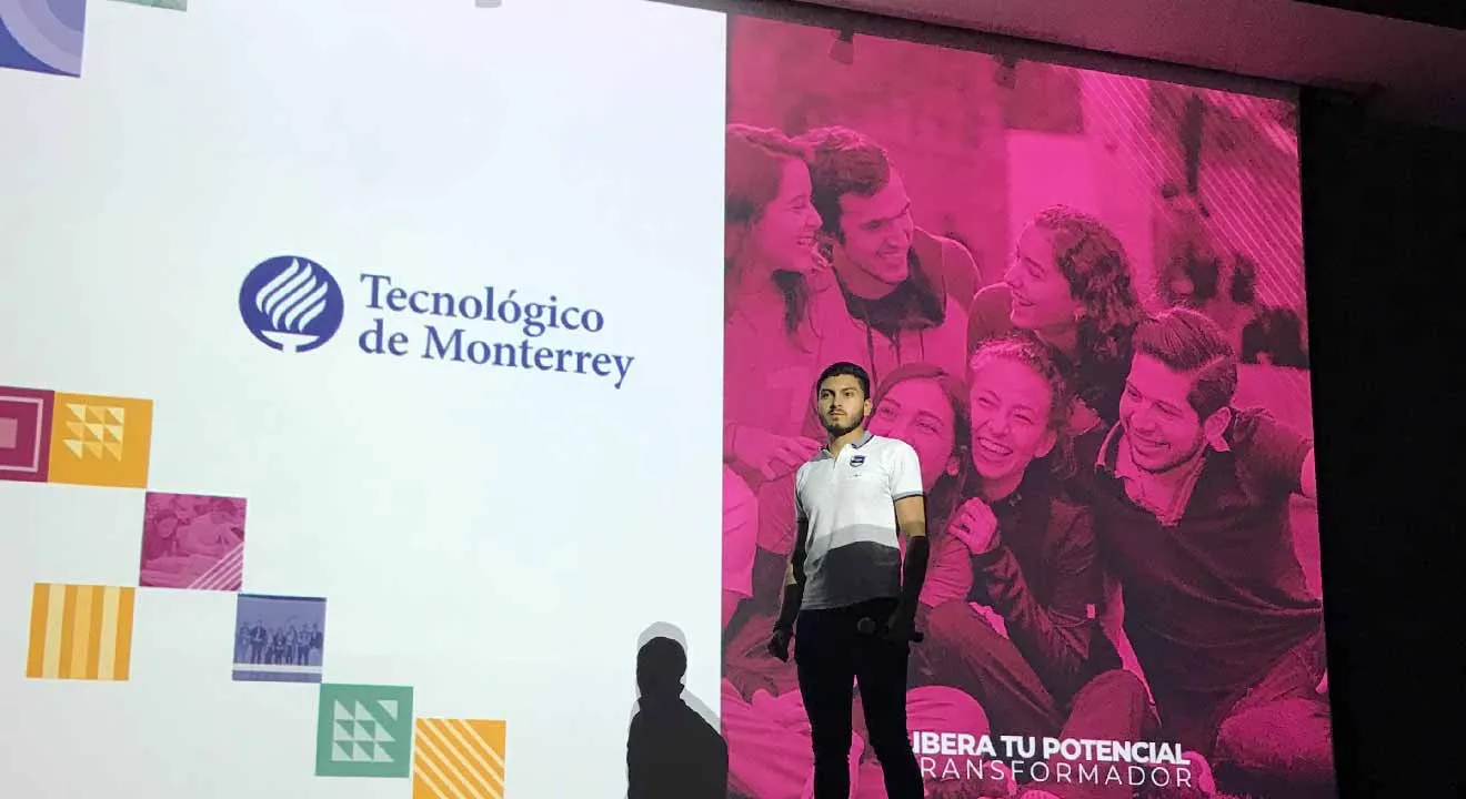 Juan Pablo Arroyo arriba de un escenario