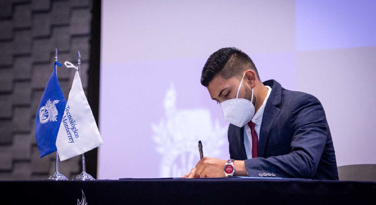 Juan Pablo Arroyo firmando documentos