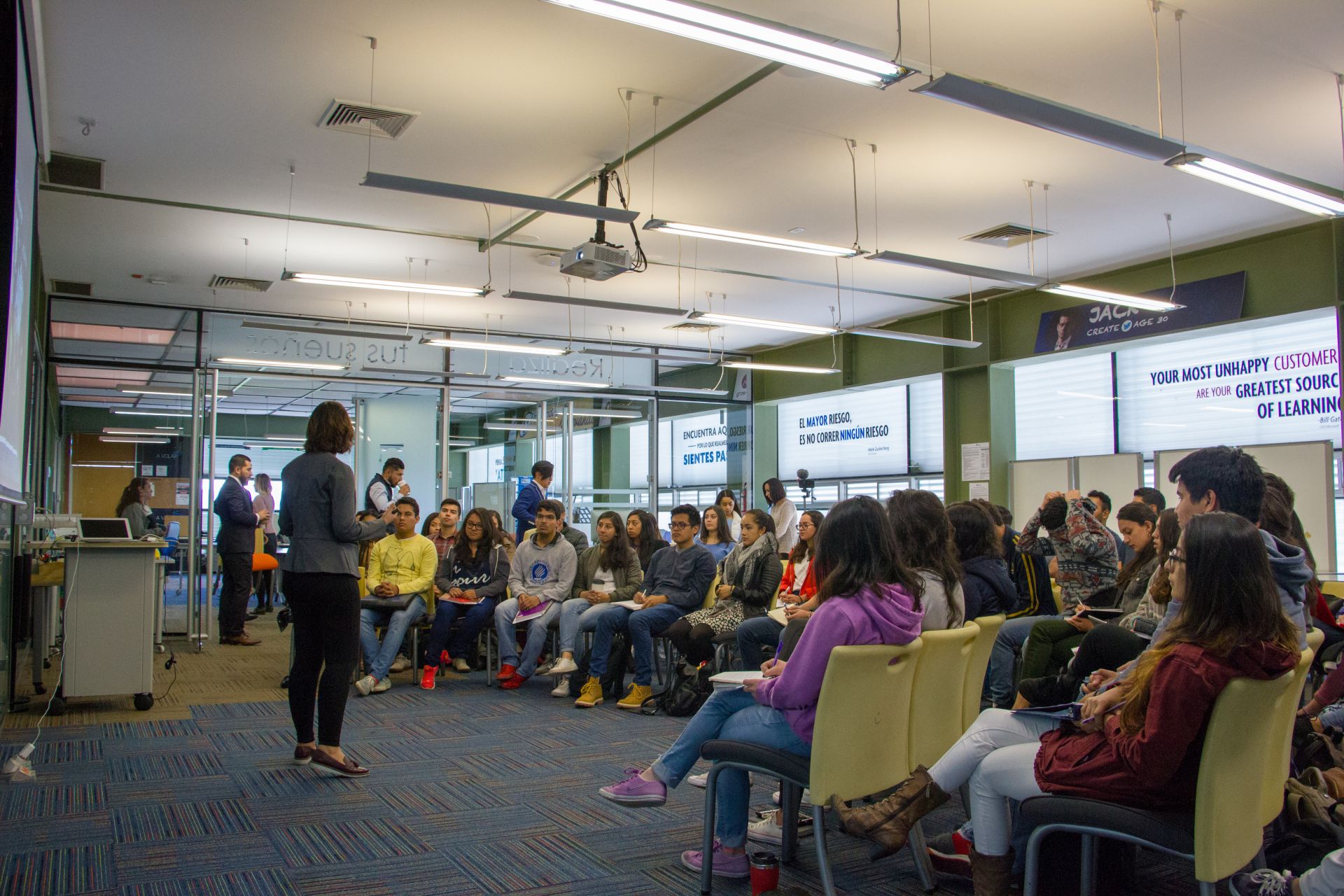 Fátima, compartiendo con alumnos del Tec de Monterrey en Toluca