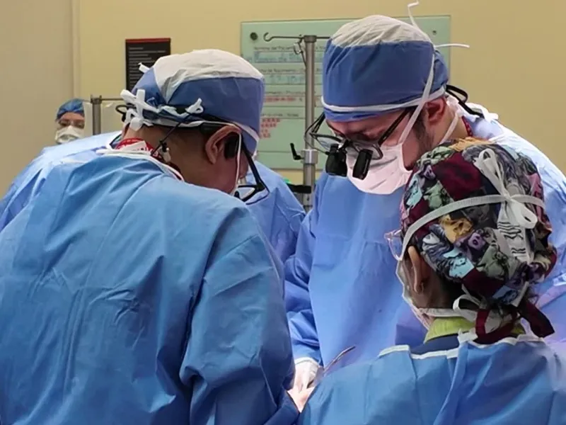 Dr. Luis Ramírez Valdivia realiza la primera valvuloplastia mitral por cirugía robótica en México.