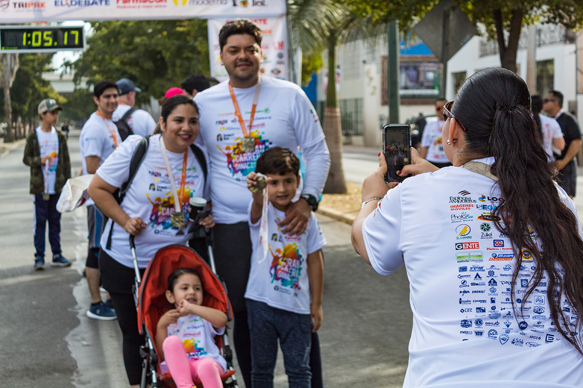 Personas tomando foto en la carrera 